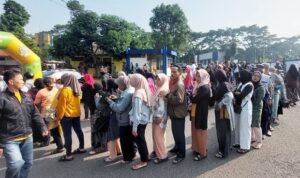 Warga Melong Rela Antri Mendapatkan Beras Murah Warga Melong Rela Antri Mendapatkan Beras Murah