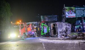 9 Orang Rombongan SMK Depok Meninggal Dunia Dalam Kecelakaan Bus di Ciater 9 Orang Rombongan SMK Depok Meninggal Dunia Dalam Kecelakaan Bus di Ciater