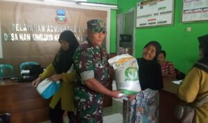 Babinsa Koramil 1105/Cibatu Sertu Yuliana Intens Pantau Kegiatan Pembagian Beras CPP Di Desa Nanjungjaya Babinsa Koramil 1105/Cibatu Sertu Yuliana Intens Pantau Kegiatan Pembagian Beras CPP Di Desa Nanjungjaya
