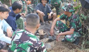 Disela Waktu Istirahat, Satgas TMMD ke 120 Kodim 0611/Garut Jalin Keakraban Dengan Warga