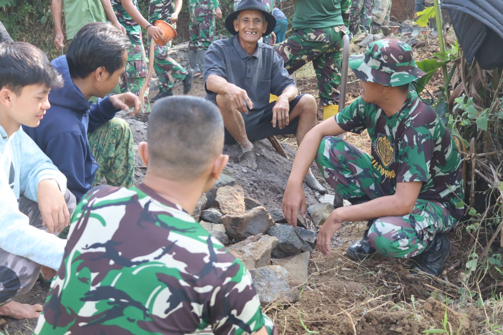 Disela Waktu Istirahat, Satgas TMMD ke 120 Kodim 0611/Garut Jalin Keakraban Dengan Warga