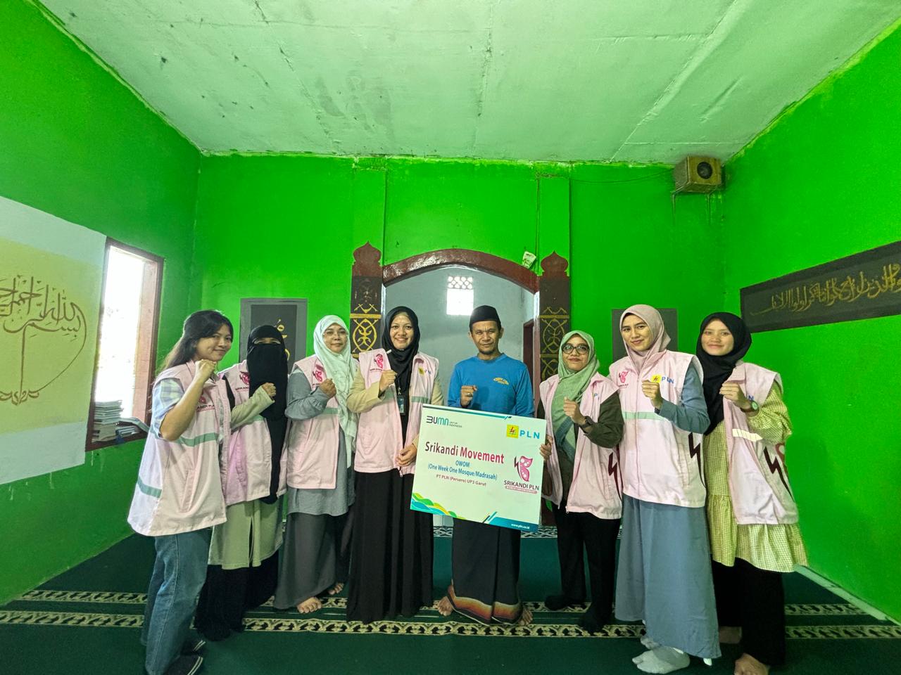 Hadirkan Terang Bagi Pelosok Negeri, Srikandi PLN UP3 Laksanakan Penyalaan Listrik Gratis Melalui Program One Week One Mosque