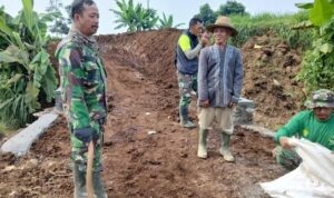 Sujud Syukur RT Ijan Jalan ke Pasir Pari TMMD ke 120 Kodim 0611/Garut Kini Sudah Bisa Dilewati Sujud Syukur RT Ijan Jalan ke Pasir Pari TMMD ke 120 Kodim 0611/Garut Kini Sudah Bisa Dilewati