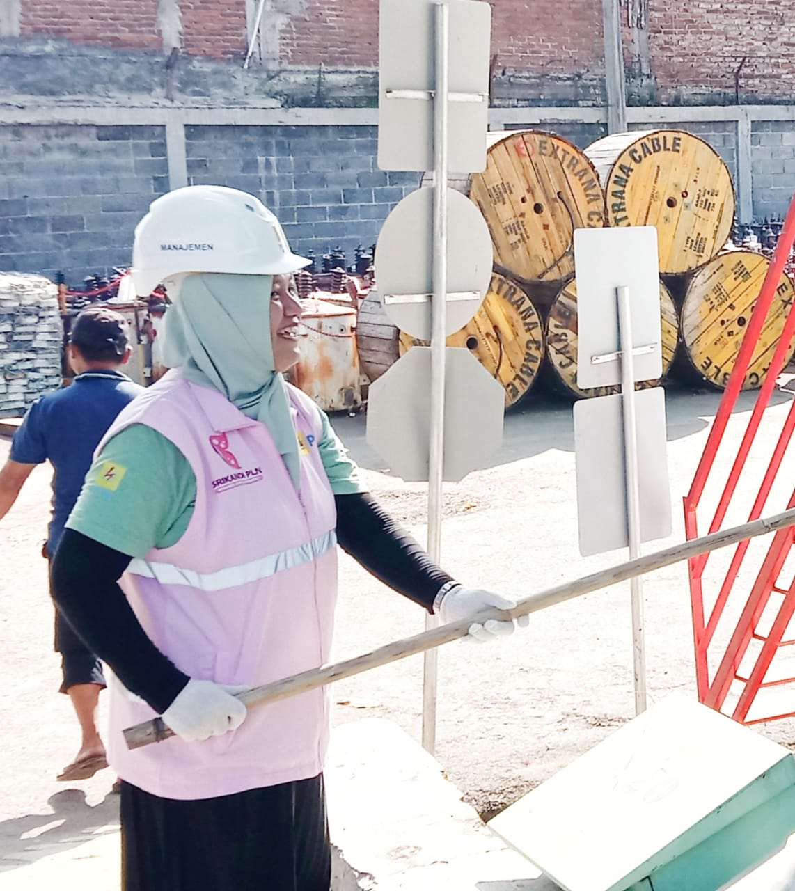 Jaga Kualitas Keandalan dan Keselamatan Suplai Energi Listrik, Srikandi PLN UP3 Garut Laksanakan Kegiatan Care for Asset