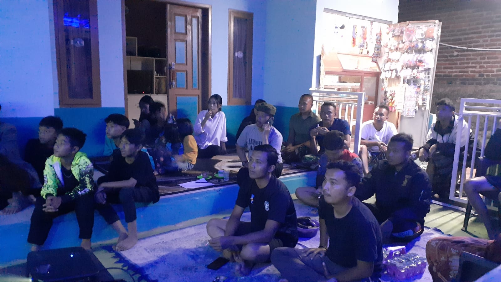 Keseruan Nobar Persib Warga dan Satgas TMMD Ke-120 Kodim 0611/Garut