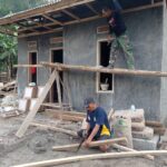 Ketua BPD Desa Cinta Damai Setia Bantu Anggota TMMD ke-120 Kodim 0611/Garut
