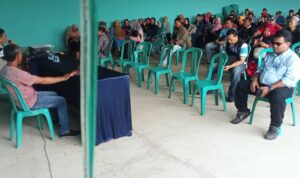 Merasa Diperlakukan Tak Adil Oleh PLN, Ratusan Warga Geruduk Kantor Desa Sirna Raja