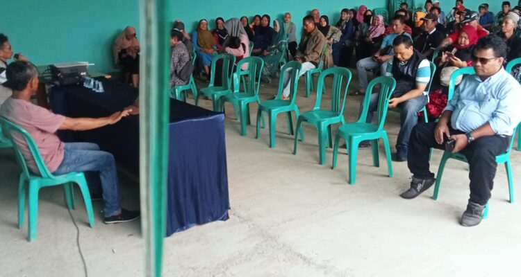 Merasa Diperlakukan Tak Adil Oleh PLN, Ratusan Warga Geruduk Kantor Desa Sirna Raja