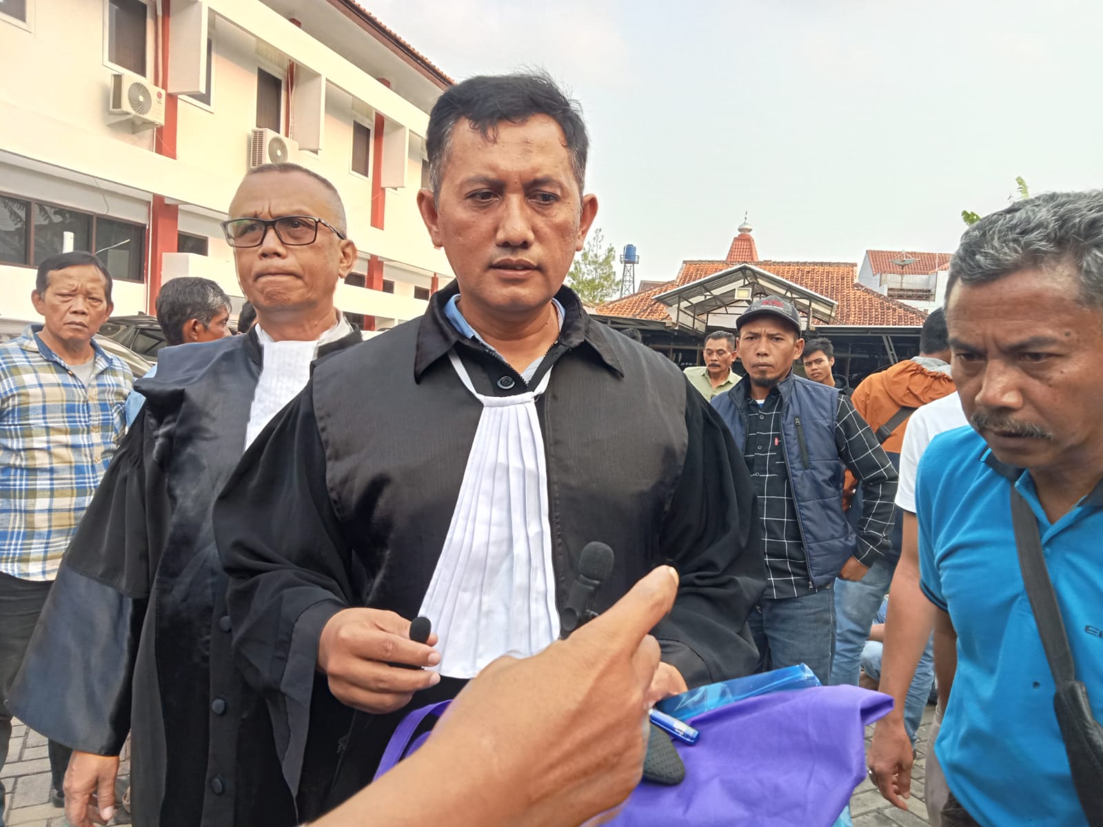 Miris Puluhan Warga Desa Jatiwangi Kecamatan Pakenjeng, Geruduk Pengadilan Negeri Garut, Ada Apa?