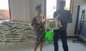 PT Pos Samarang Melalui Pemdes Sinarjaya Realisasi Beras Bantuan Pemerintah