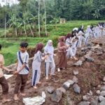 Puluhan Siswa SMA Bantu TNI Pada Pembangunan Jalan TMMD ke-120 Kodim 0611/Garut