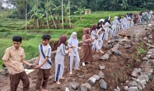 Puluhan Siswa SMA Bantu TNI Pada Pembangunan Jalan TMMD ke-120 Kodim 0611/Garut