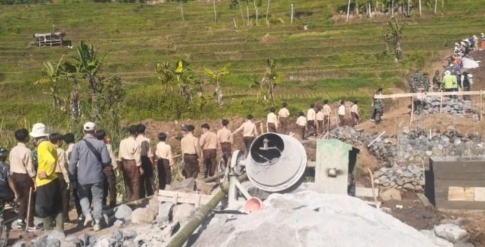 Ratusan Siswa Antusias Bantu Kegiatan TMMD Reguler ke 120 Kodim 0611/Garut