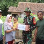 Satgas TMMD ke-120 Kodim 0611/Garut Door to Door Bagikan Susu, Vitamin dan Telur