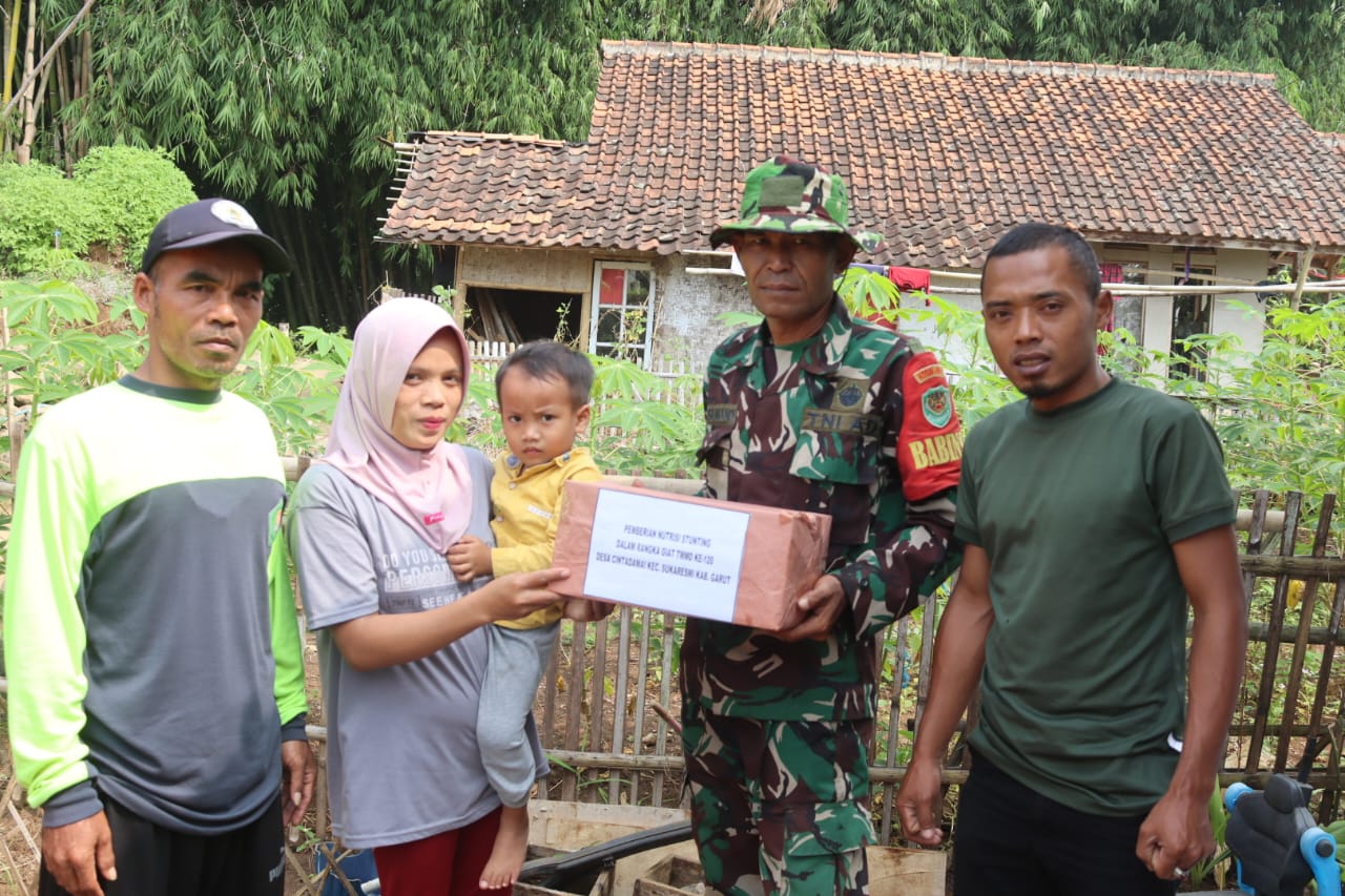 Satgas TMMD ke-120 Kodim 0611/Garut Door to Door Bagikan Susu, Vitamin dan Telur
