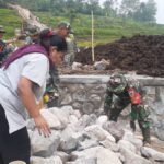Seorang Ibu Setia Bantu Satgas TMMD ke 120 Kodim 0611/Garut