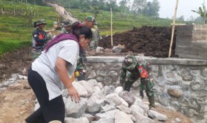 Seorang Ibu Setia Bantu Satgas TMMD ke 120 Kodim 0611/Garut Seorang Ibu Setia Bantu Satgas TMMD ke 120 Kodim 0611/Garut
