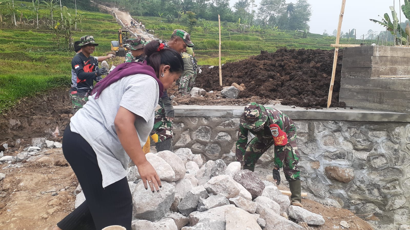 Seorang Ibu Setia Bantu Satgas TMMD ke 120 Kodim 0611/Garut