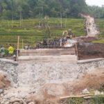 Sisa Waktu Yang Ada Pembangunan Jembatan Penghubung Kedua Kampung Terus Dikebut