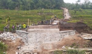 Sisa Waktu Yang Ada Pembangunan Jembatan Penghubung Kedua Kampung Terus Dikebut Sisa Waktu Yang Ada Pembangunan Jembatan Penghubung Kedua Kampung Terus Dikebut