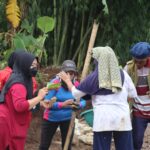 Sugimo Kaur Kesra Desa Cintadamai Bersama Warga Bantu TMMD ke-120 Kodim 0611/Garut