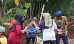 Sugimo Kaur Kesra Desa Cintadamai Bersama Warga Bantu TMMD ke-120 Kodim 0611Garut Sugimo Kaur Kesra Desa Cintadamai Bersama Warga Bantu TMMD ke-120 Kodim 0611/Garut