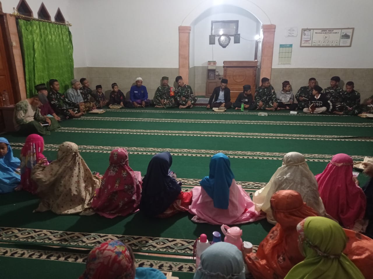 TMMD ke 120 Kodim 0611/Garut, Personel Satgas Yasinan Bersama Anak-Anak Kampung Buleud