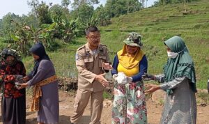 Tidak Hanya Masyarakat, Kasi Trantib Satpol PP Juga Turun Langsung Membantu TMMD ke-120 Tidak Hanya Masyarakat, Kasi Trantib Satpol PP Juga Turun Langsung Membantu TMMD ke-120