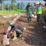 Warga Desa Cintadamai Bersemangat Bantu Personil TMMD ke 120 Kodim 0611/Garut