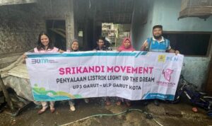 Bawa Cahaya dan Harapan Baru, UP3 Garut Melalui Srikandi PLN ULP Garut Kota Laksanakan Penyalaan Listrik Gratis Melalui Program Light Up The Dream