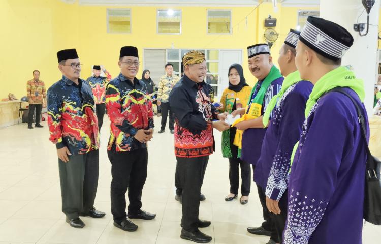Bupati Dawam Lepas 392 Jamaah Calon Haji Lampung Timur