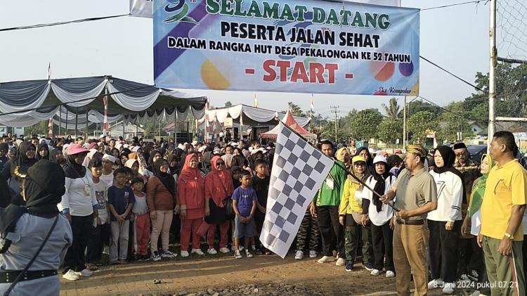 Bupati Dawam Lepas Peserta Jalan Sehat HUT Desa Pekalongan
