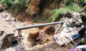 Kepala Desa Ngamplang Kecamatan Cilawu Dinas PUPR Pengairan, Marathon memperbaiki Lokasi Longsor