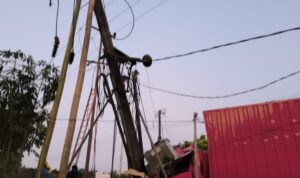PLN UP3 Garut Melalui Tim Recovery ULP Cibatu Gerak Cepat Tangani Gangguan Kelistrikan Akibat Gardu Ditabrak Mobil Tronton Box