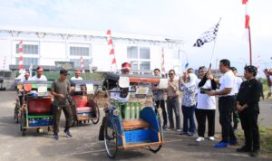 Peserta Lomba Becak Freestyle Kodim 0611/Garut, Beraksi Spektakuler di SOR Adiwijaya, Garut dalam Rangka Peringati HUT Kodam lll/Slw ke 78