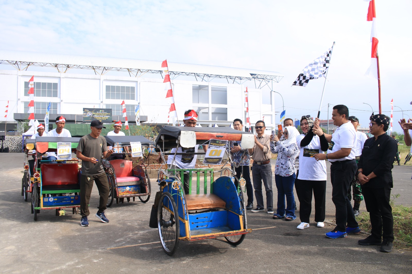 Peserta Lomba Becak Freestyle Kodim 0611/Garut, Beraksi Spektakuler di SOR Adiwijaya, Garut dalam Rangka Peringati HUT Kodam lll/Slw ke 78