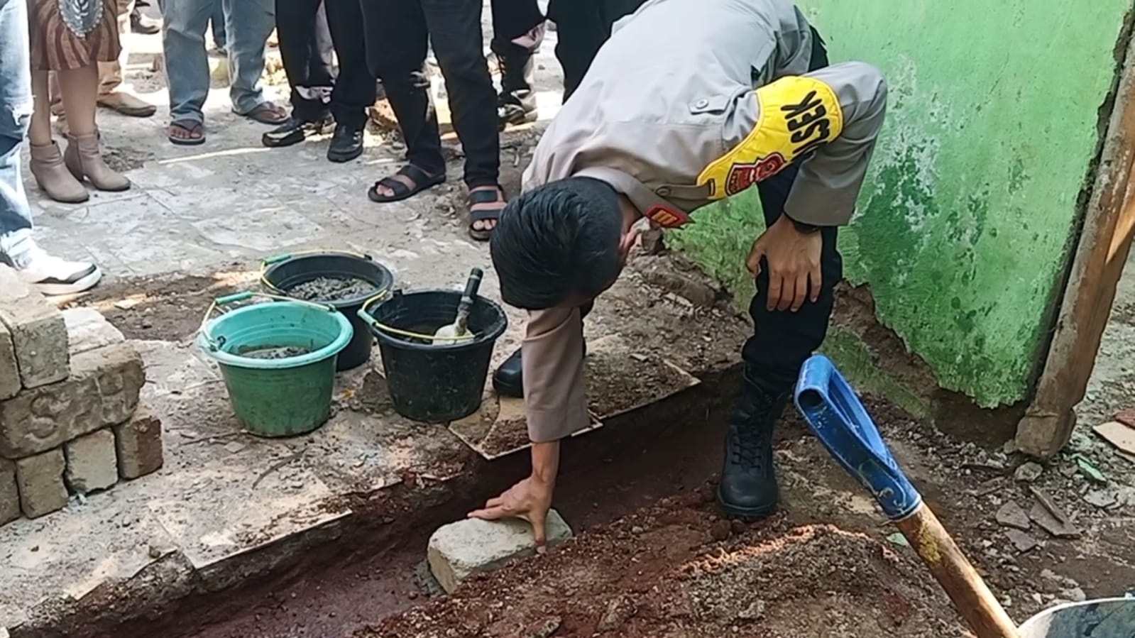 Sambut HUT POLRI, Polsek Purwadadi Bareng Pengusaha Bedah Rumah Ibu Yani
