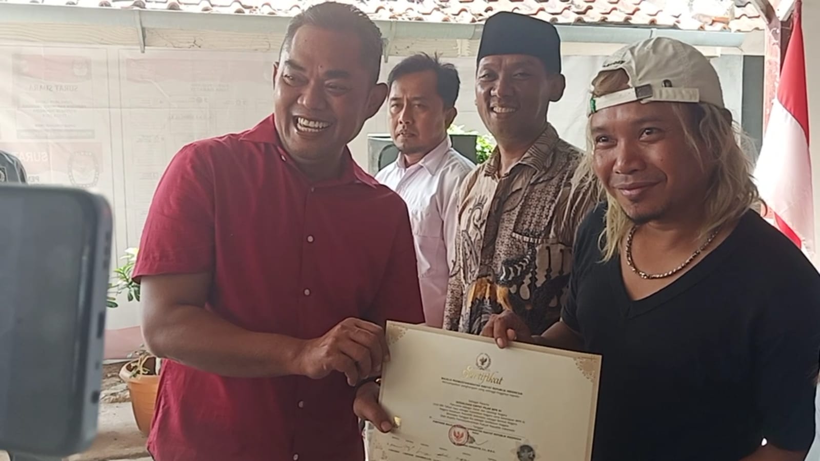 Usai Mereview Jalan Rusak, Awonk UHA dapat Sertifikat Sosialisasi 4 Pilar MPR RI