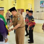 Wabup Azwar Hadi Lepas 65 Jamaah Calon Haji Kloter 54