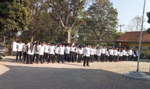 Camat Banyuresmi Pimpin Apel Gabungan Penyerahan Sertifikat NIPD Kepada Perangkat Desa se-Kecamatan Banyuresmi