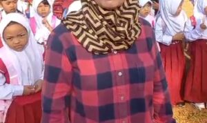 Miris! Tak Ada Fasilitas Kelas, Puluhan Murid SD Berkumpul Dilapangan