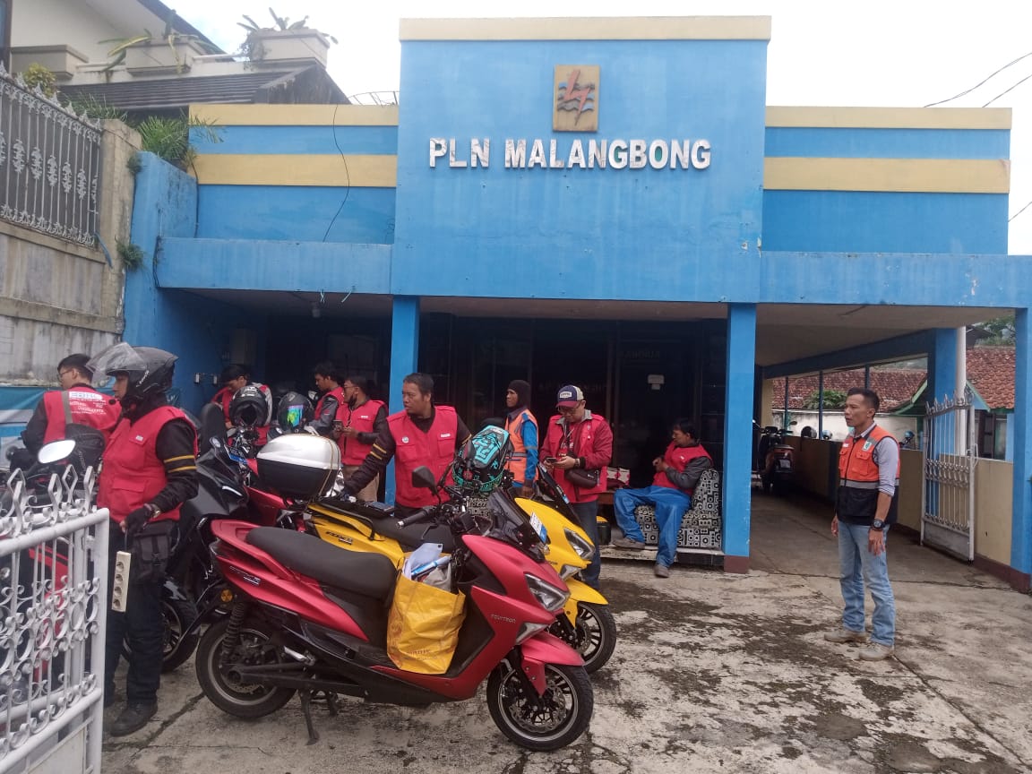 PLN UP3 Garut Hadirkan SPKLU dan SPLU Untuk Kenyamanan Komunitas EBBC Touring Motor Listrik Bandung-Yogyakarta