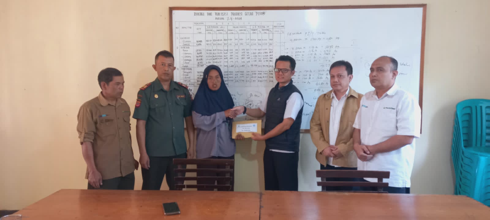 Perhutani KPH Garut Berikan Santunan Kepada Mitra Penyadap