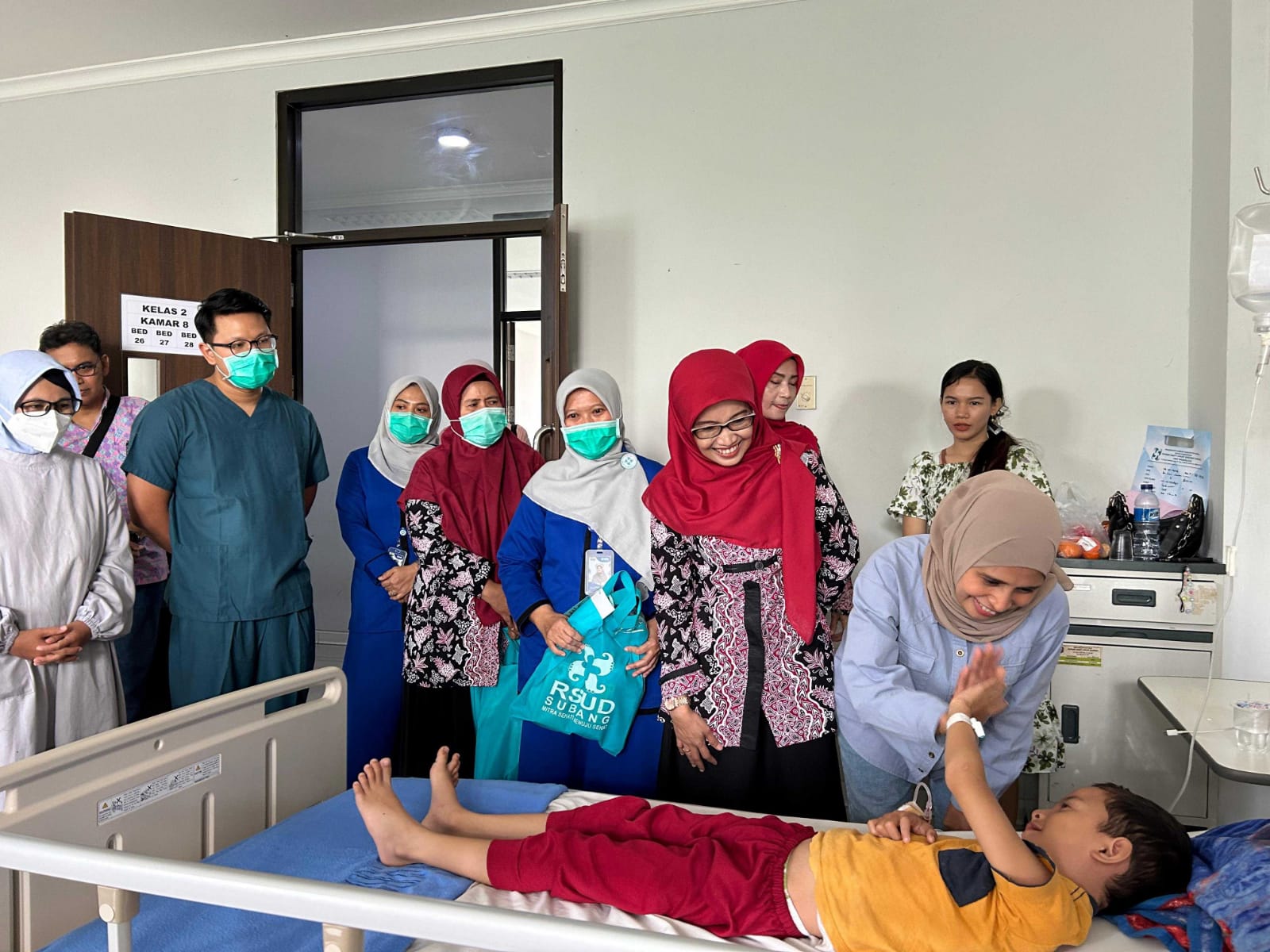 Peringati HAN ke-40, Rosnelly Support Anak-Anak yang di Rawat di RSUD Ciereng