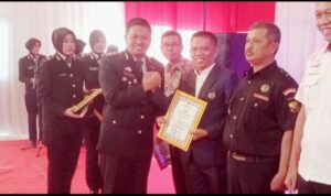 Polres Lamtim Beri Penghargaan Kepada Ketua PWI Lamtim