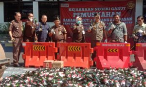 Satpol PP Garut Limpahkan 8443 Botol Miras untuk Dimusnahkan