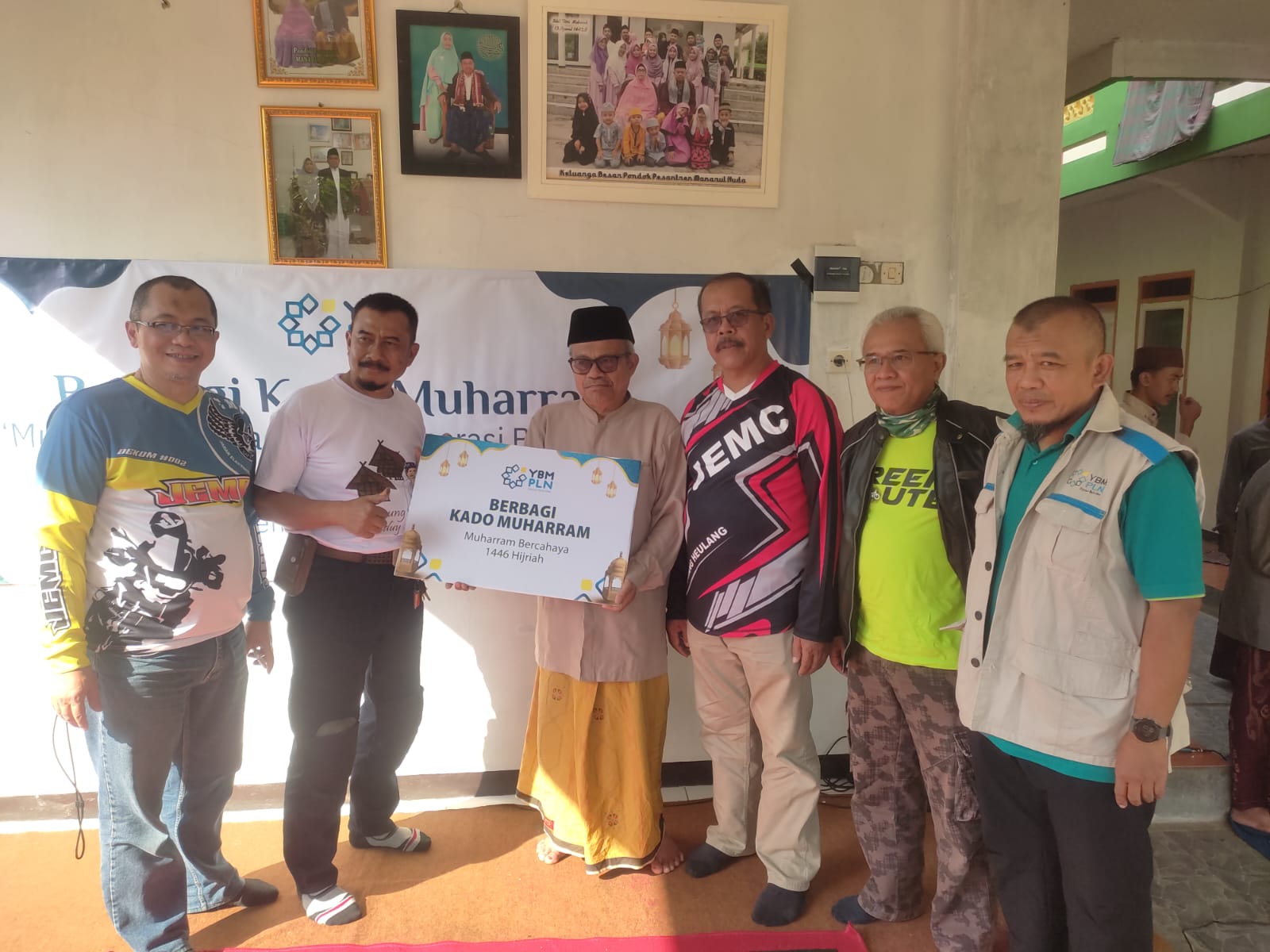Berbagi Kado Muharram pada Hari Anak Nasional, YBM PLN Salurkan Bantuan kepada Santri Yatim Dhuafa di Pondok Pesantren Manarul Huda Limbangan