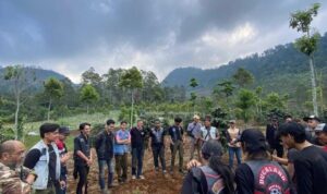 Bikers Bandung Gelar Peduli Lingkungan Penanaman Pohon Di Gunung Artapela
