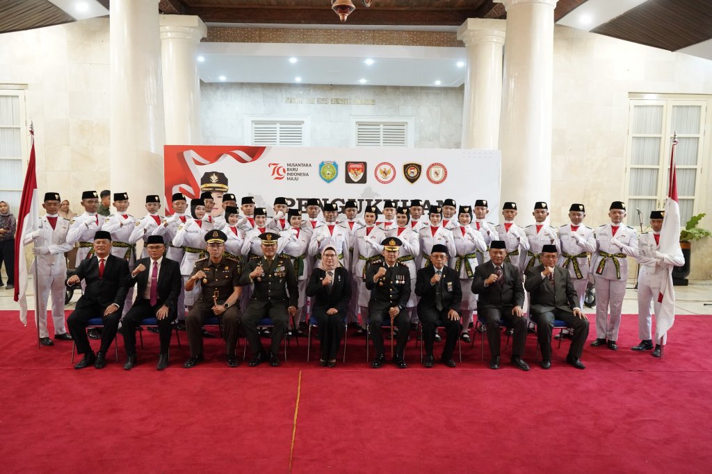 Dikukuhkan Bupati Indramayu, Keluarga Paskibraka Bangga dan Haru