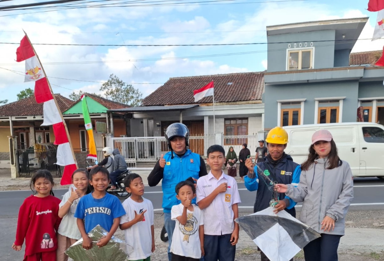 Hadirkan Keandalan Pasokan Listrik Menyambut Perayaan HUT RI, PLN UP3 Garut Lakukan Kegiatan Operasi Layang-Layang